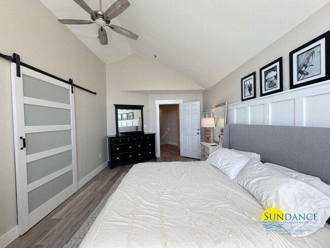 Building Photo - Stunning Waterfront 2BR/2.5BA Townhome wit...