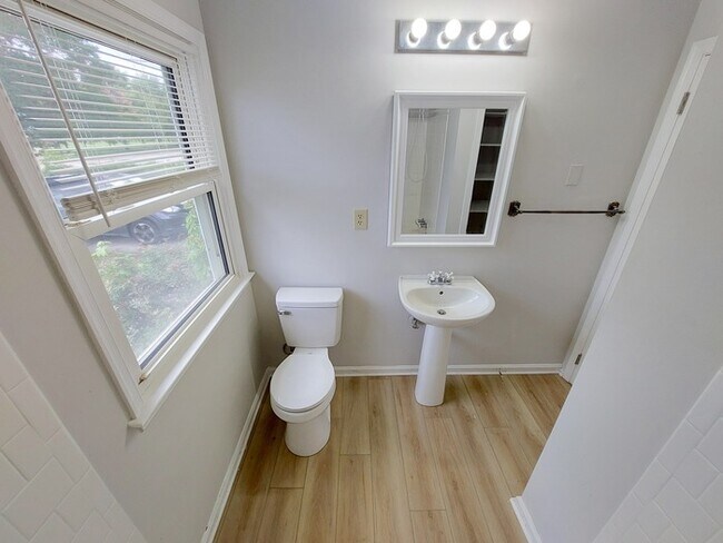 Building Photo - CUTE AND COZY 3 BEDROOM HOME AT BUCKROE BEACH FOR RENT!!!