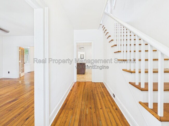 Building Photo - 523 Marquis St