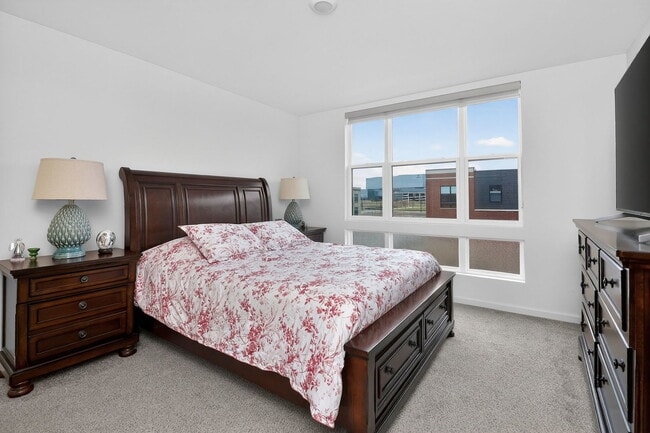 Building Photo - 2213 Venture Dr