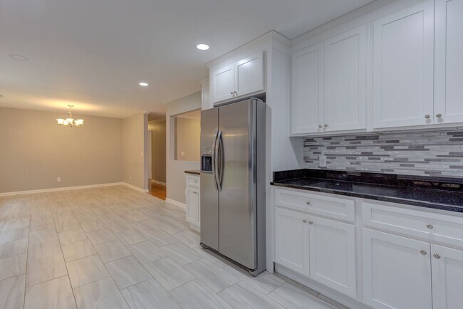 Building Photo - 5 bed 3 bath - Gorgeous Large Family Home ...