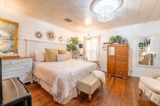 Building Photo - 714 E Jefferson St