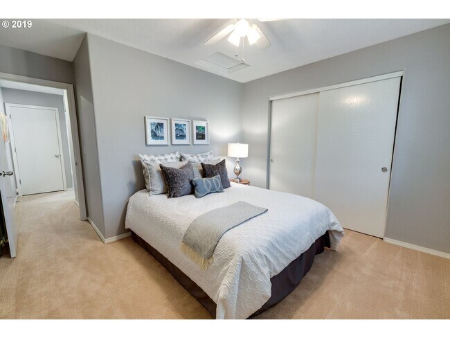 Building Photo - Modern & Move In Ready