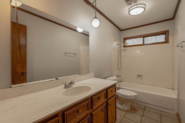 Building Photo - 575 Bradford Dr