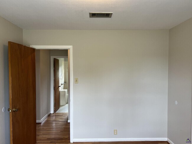 Building Photo - 482 Lake Joy Rd