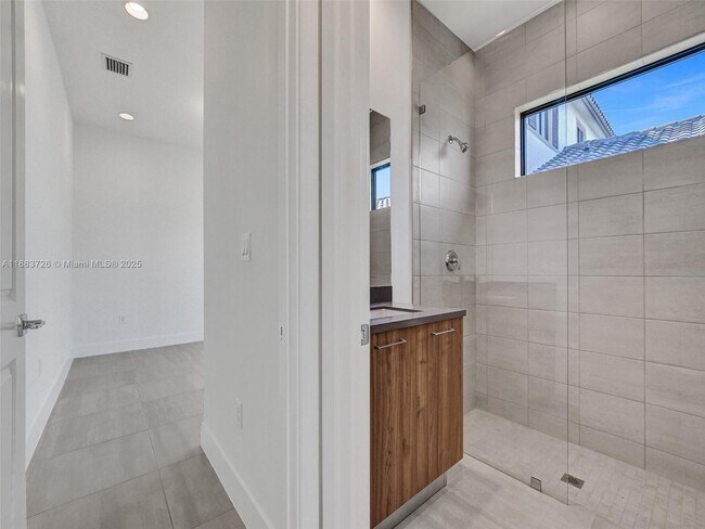 Building Photo - 5736 SW 104th Terrace