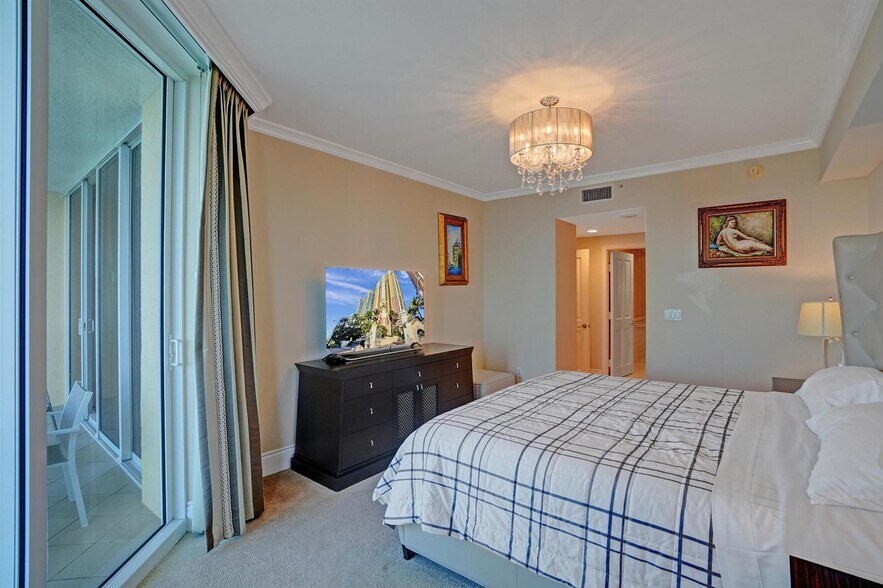 Building Photo - 17875 Collins Ave