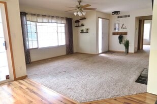 Building Photo - 9817 Suncrest Ln