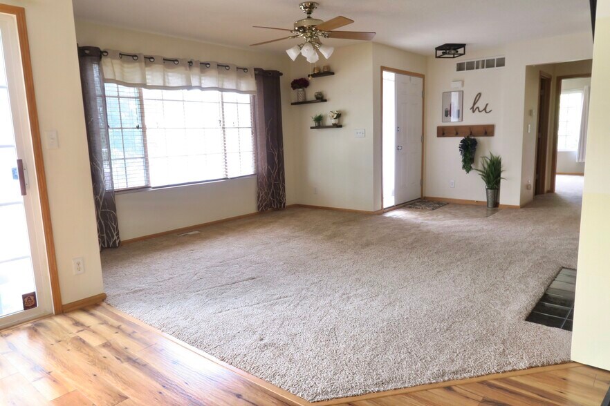Living room (view from kitchen) - 9817 Suncrest Ln