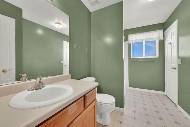 Building Photo - Beautifully Updated 4-Bedroom Home in Syra...