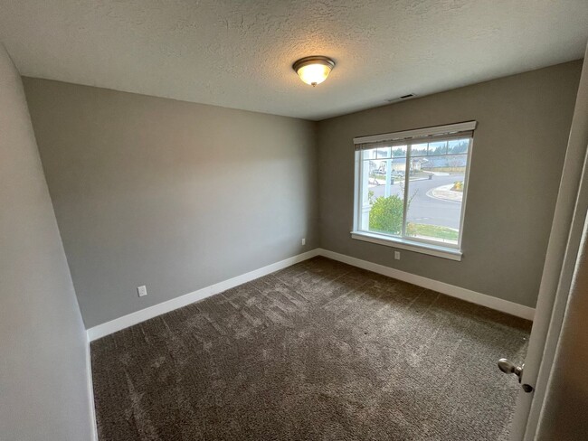 Building Photo - 3bd/2ba Home in South Salem - Extra Storag...