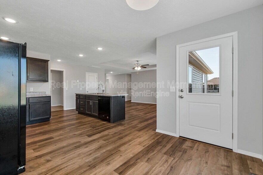Building Photo - 971 S Genevieve Ave