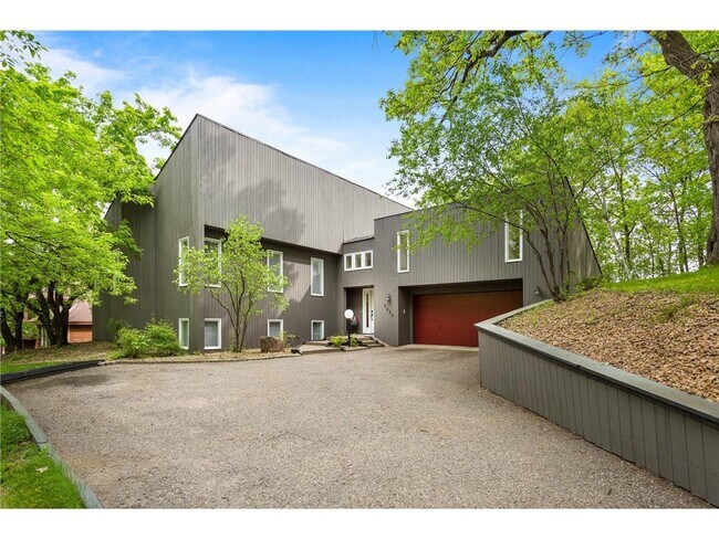 Primary Photo - 2925 Minnehaha Curve