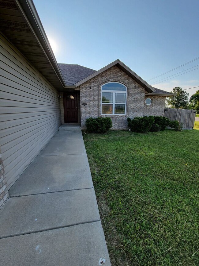 Building Photo - Beautiful & Spacious 3 Bedroom, 2 Bathroom...