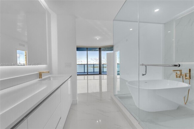 Building Photo - 700 NE 24th St