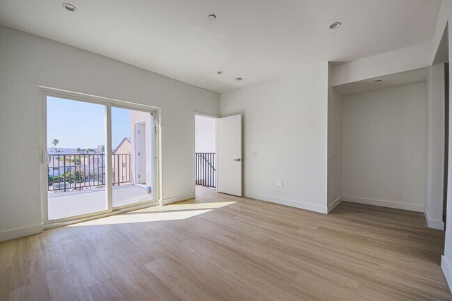 Building Photo - Luxury 2026 Townhomes with Massive Bedrooms + Decks with Views