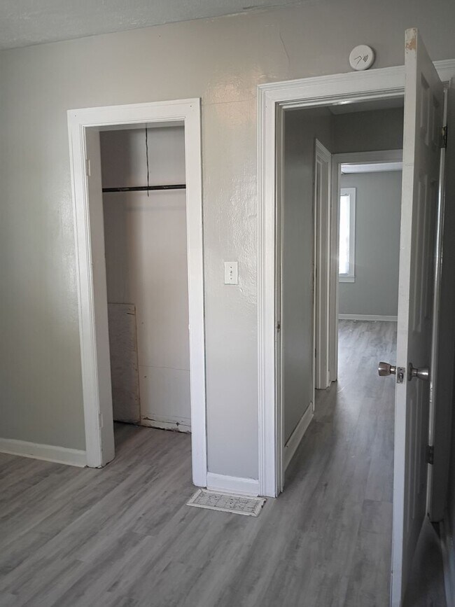Building Photo - 2815-2815 1/2 S Pershing Dr