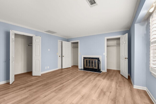 Building Photo - Townhome LOCATION!