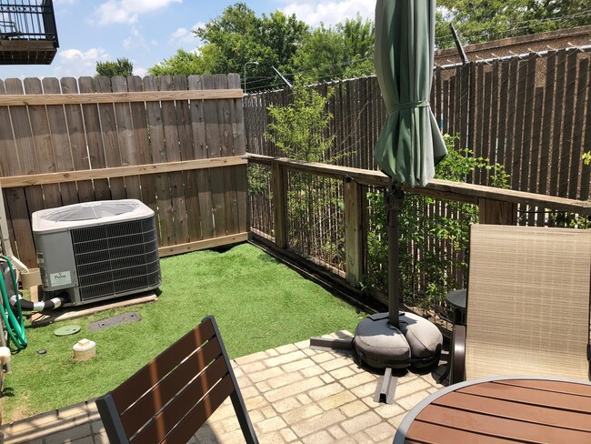 Building Photo - Great Close-In Condo