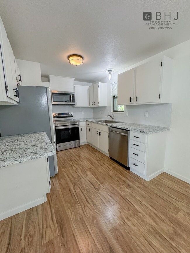 Building Photo - Dog Friendly 2 bed/ 1 bath HOUSE for Rent!