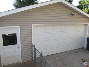 Building Photo - 3 BEDROOM | 2 BATH | DOUBLE CAR GARAGE | W...
