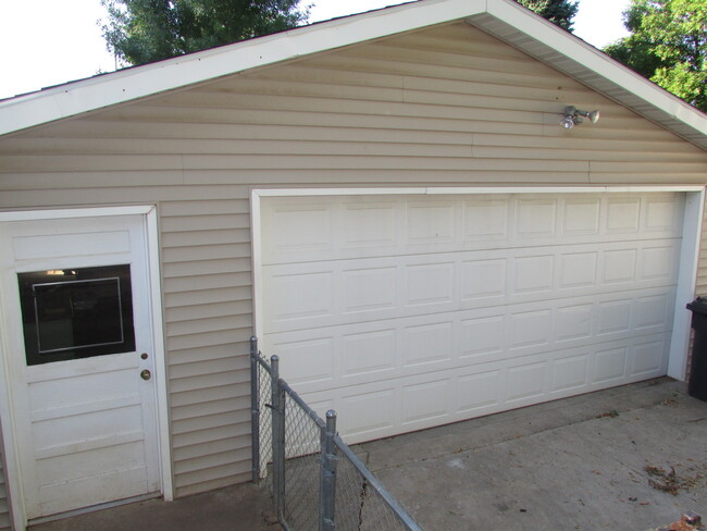 Primary Photo - 3 BEDROOM | 2 BATH | DOUBLE CAR GARAGE | W...