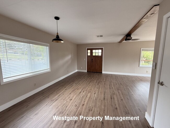 Building Photo - Beautiful Modern 2/2 Country Home - 985 Eastman Lane