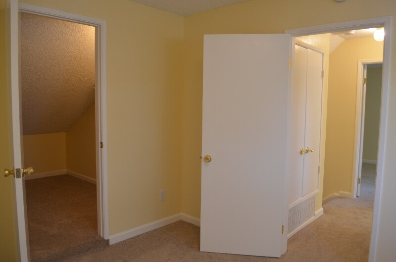 Building Photo - 729 Valley Green Dr