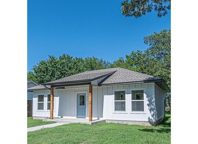 Primary Photo - 208 E Oklahoma Ave