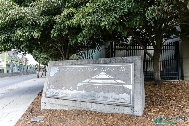 Building Photo - Bayview: Bi-Level 3 Bed 3 Bath w/ Parking,...