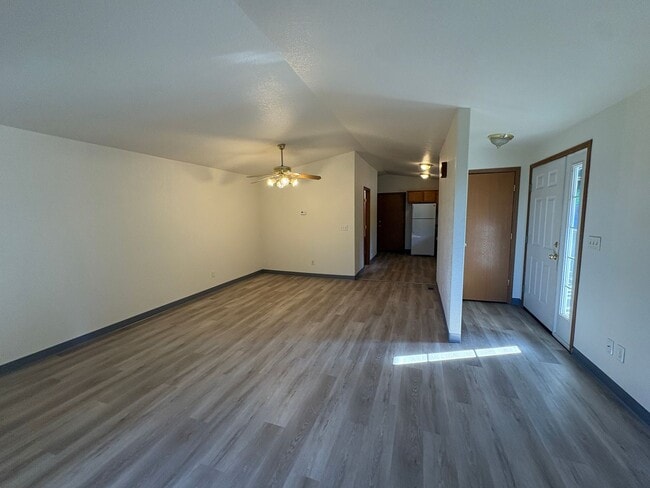 Building Photo - 2 Bedroom 1.5 Bathroom Duplex in Southwest Eugene