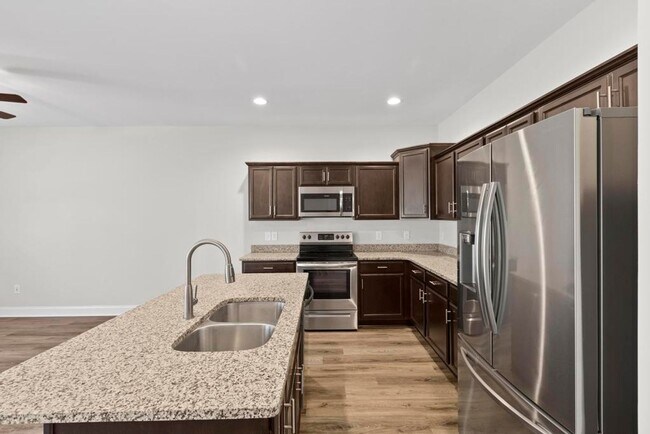 Building Photo - Beautiful Townhome!