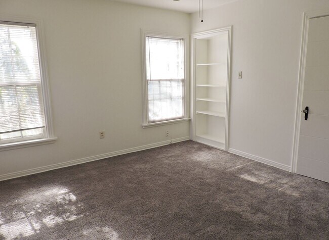 Building Photo - Westcliff - TCU area four bedroom home for lease