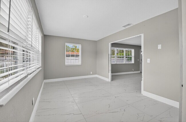 Building Photo - 601 SW 5th Ave