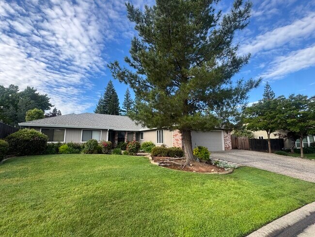 Building Photo - Stunning 3 bedroom 2.5 bathroom home in Folsom with large backyard