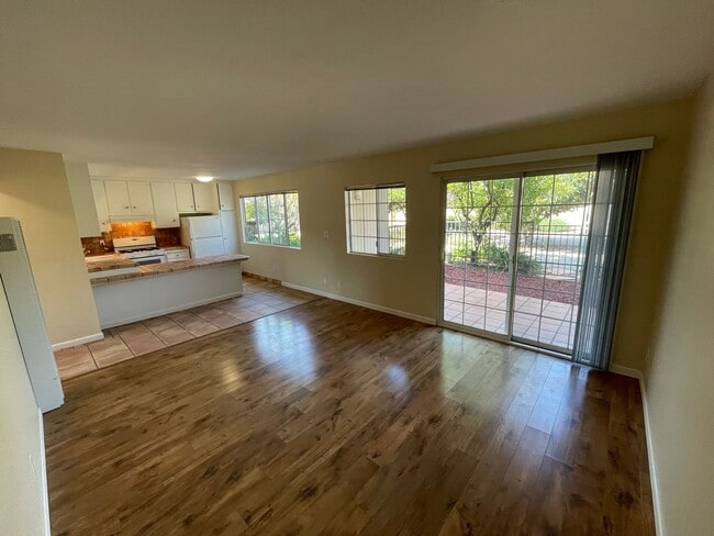 Building Photo - Bright 2 Bedroom Unit with Patio