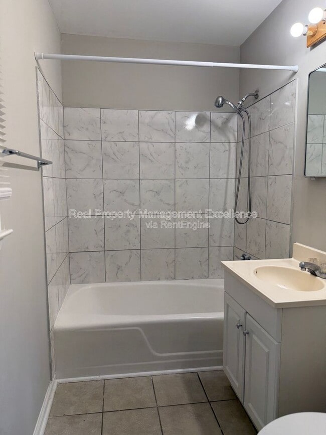 Building Photo - 804 Greenwich St