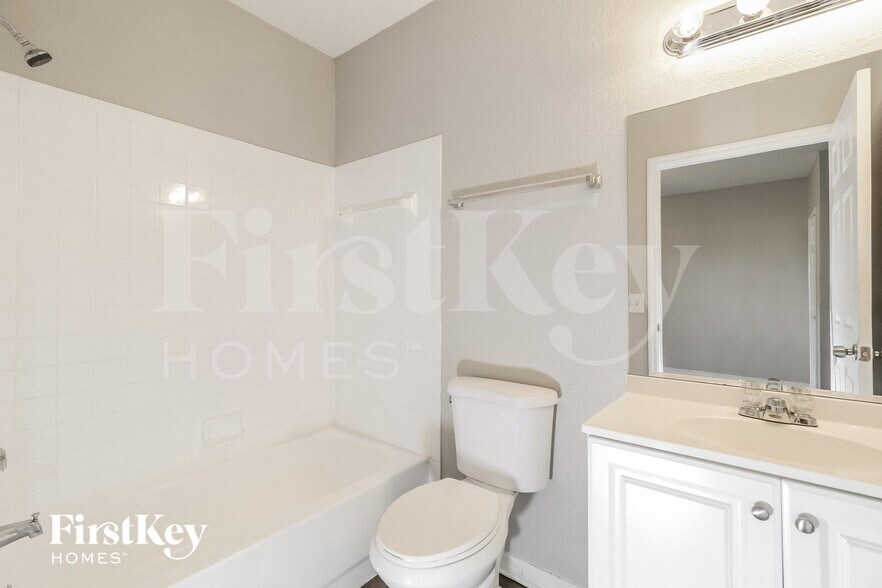 Building Photo - 3332 Rogue St