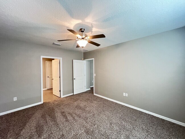 Building Photo - Modern 4-Bedroom Smart Home in Belleview – No HOA Application Required