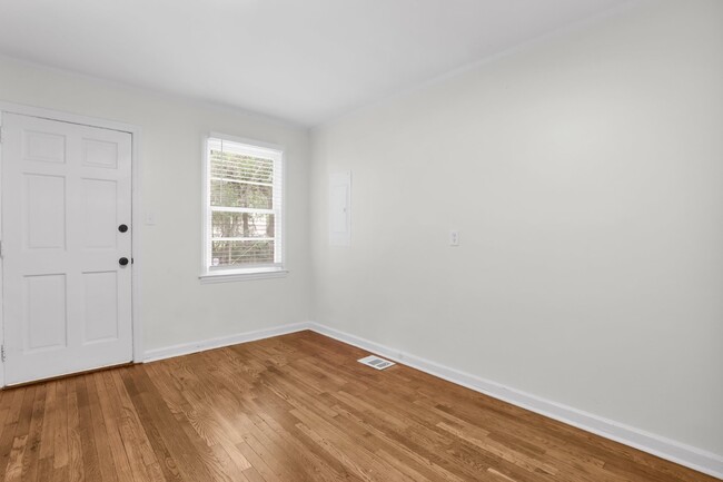 Building Photo - 1305 E 71st St