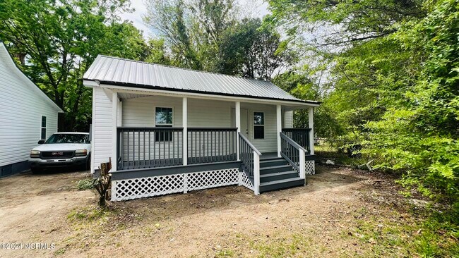 Building Photo - 112 E Dewey St