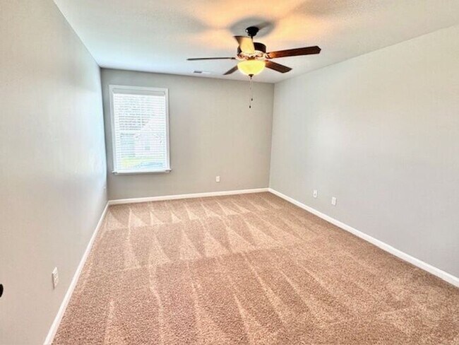 Building Photo - Open House! Move In Special! Available Now...