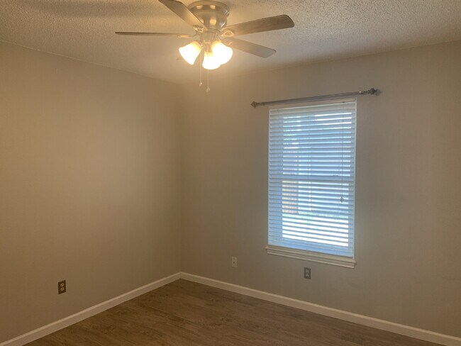 Building Photo - Beautifully Updated Home 1 Block From Heri...