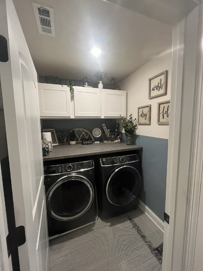 Building Photo - Immaculate End-Unit Townhome in West End S...