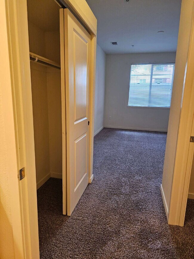 Building Photo - Convenient and Spacious 2BR/2BA in Park Hill of Denver