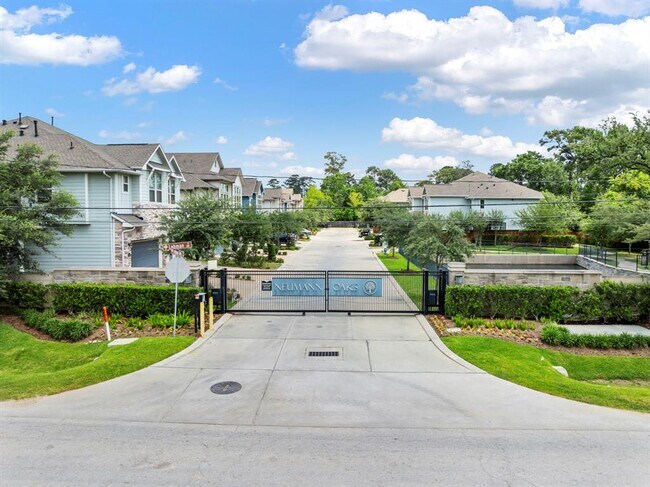 Building Photo - 5021 Lehman Oaks Dr