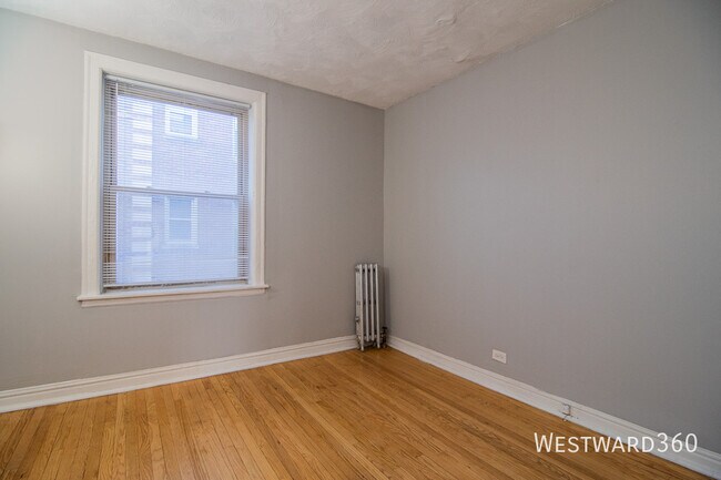 Building Photo - 1626 W Sherwin Ave