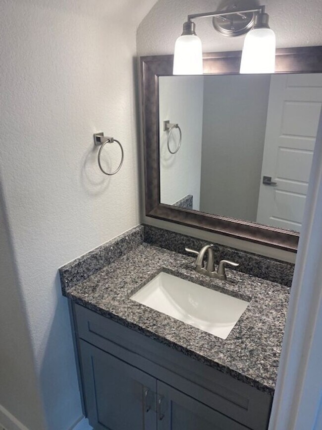 Building Photo - 4/2.5/2 - GREAT LOCATION near downtown and...