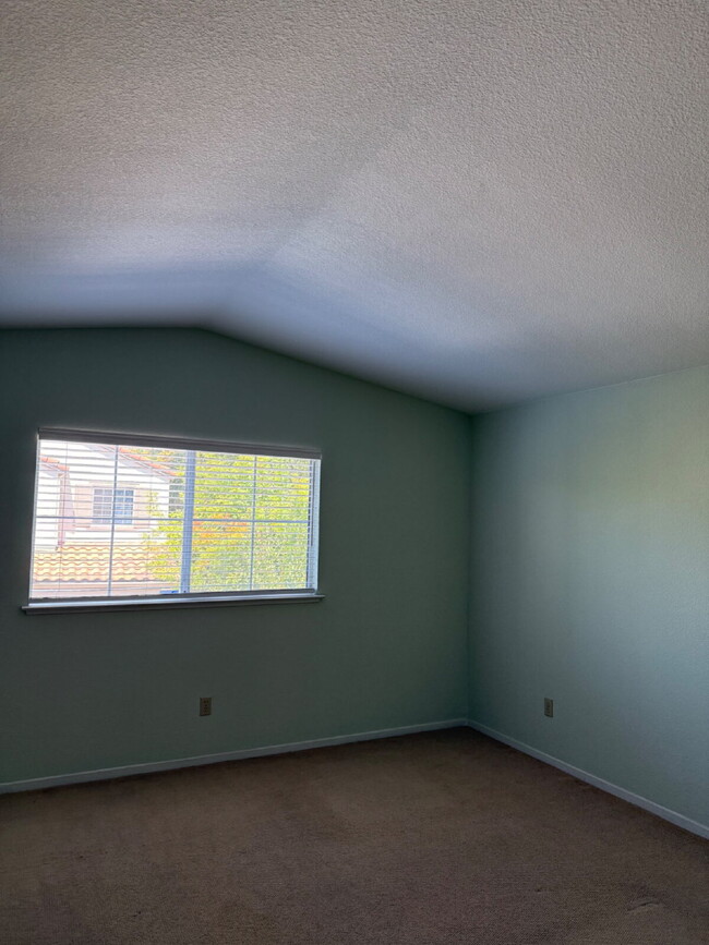 Building Photo - Charming 3 Bedroom 2.5 Bathroom Home in Pr...