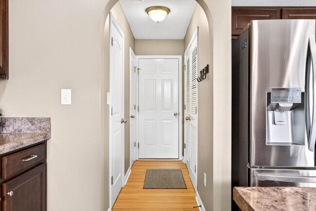 Building Photo - 1961 Creek Bank Dr